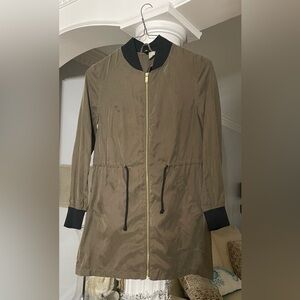 H&M Divided women’s lightweight bomberJacket in olive green with black trim. 8